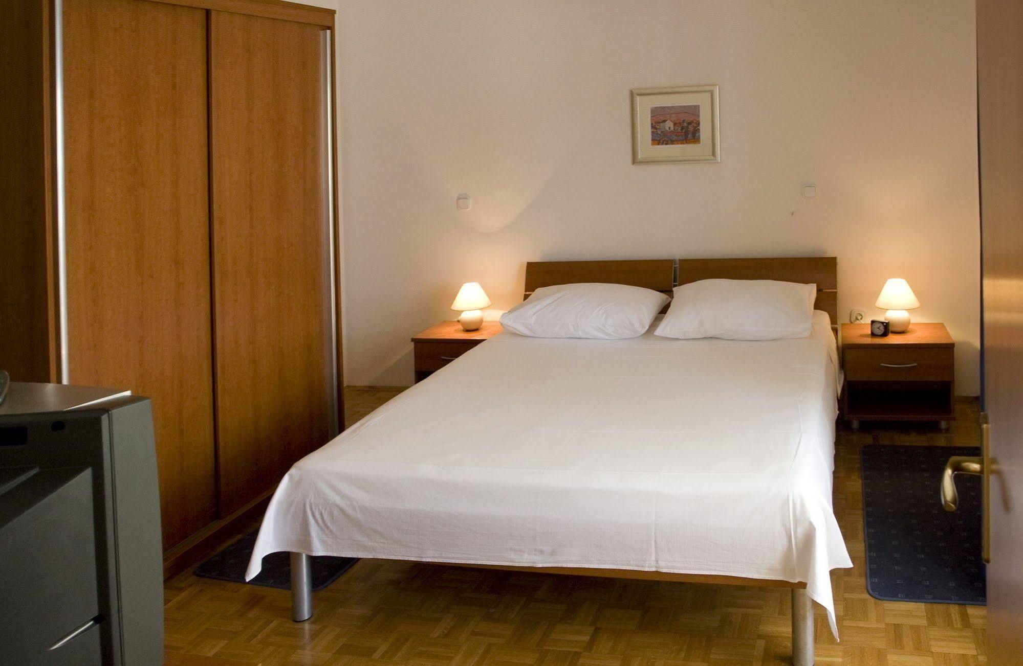 Apartments Pucisca Extérieur photo