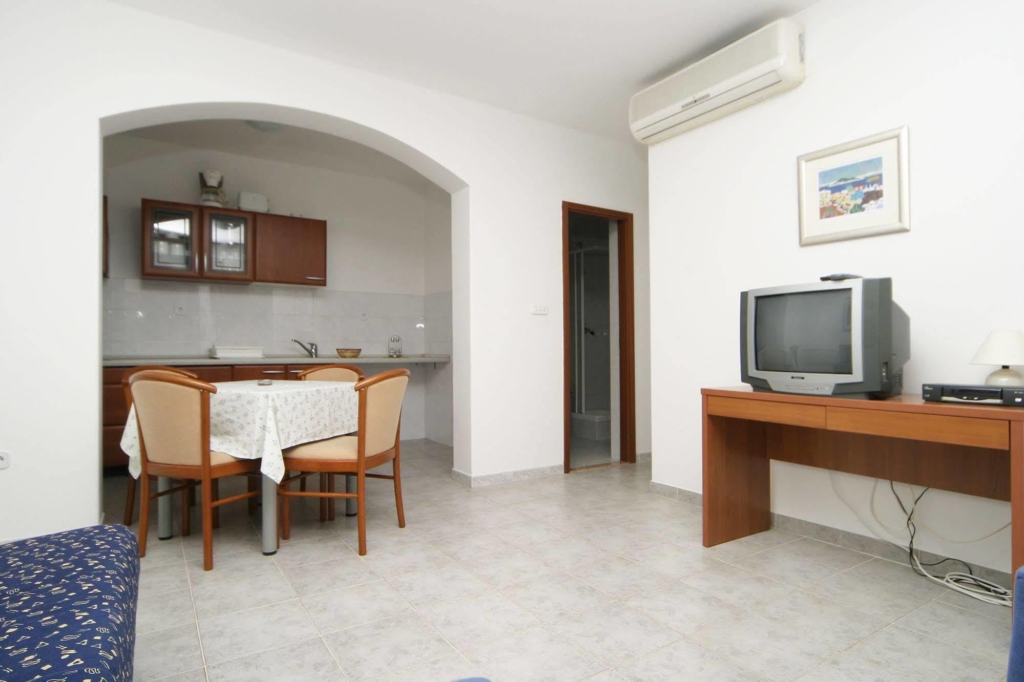 Apartments Pucisca Extérieur photo